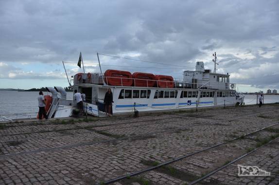 Apesar do tempo nublado, entrando no barco Cisne Negro para uma volta no lago Guaíba, em Porto Alegre, a capital do Rio Grande do Sul
